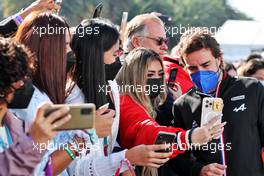 Fernando Alonso (ESP) Alpine F1 Team with fans. 06.11.2021. Formula 1 World Championship, Rd 18, Mexican Grand Prix, Mexico City, Mexico, Qualifying Day.