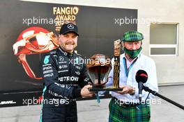 (L to R): Valtteri Bottas (FIN) Mercedes AMG F1 celebrates his pole position in qualifying parc ferme with the Fangio Award Replica Helmet, presented by Jackie Stewart (GBR). 06.11.2021. Formula 1 World Championship, Rd 18, Mexican Grand Prix, Mexico City, Mexico, Qualifying Day.