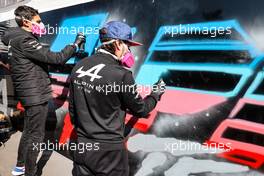 Esteban Ocon (FRA) Alpine F1 Team and Fernando Alonso (ESP) Alpine F1 Team - Pantone spray painting. 07.11.2021. Formula 1 World Championship, Rd 18, Mexican Grand Prix, Mexico City, Mexico, Race Day.