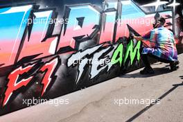 Felipe Pantone, Artist - Alpine F1 Team Pantone spray painting. 07.11.2021. Formula 1 World Championship, Rd 18, Mexican Grand Prix, Mexico City, Mexico, Race Day.