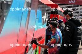 Felipe Pantone, Artist, with Esteban Ocon (FRA) Alpine F1 Team - Pantone spray painting. 07.11.2021. Formula 1 World Championship, Rd 18, Mexican Grand Prix, Mexico City, Mexico, Race Day.