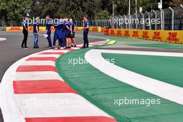 Nicholas Latifi (CDN) Williams Racing walks the circuit with the team. 04.11.2021. Formula 1 World Championship, Rd 18, Mexican Grand Prix, Mexico City, Mexico, Preparation Day.