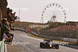 Race winner Max Verstappen (NLD) Red Bull Racing RB16B celebrates with the team at the end of the race. 05.09.2021. Formula 1 World Championship, Rd 13, Dutch Grand Prix, Zandvoort, Netherlands, Race Day.
