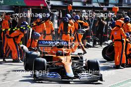 Daniel Ricciardo (AUS) McLaren MCL35M makes a pit stop. 05.09.2021. Formula 1 World Championship, Rd 13, Dutch Grand Prix, Zandvoort, Netherlands, Race Day.
