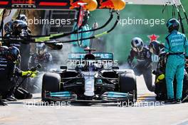 Lewis Hamilton (GBR) Mercedes AMG F1 W12 makes a pit stop. 05.09.2021. Formula 1 World Championship, Rd 13, Dutch Grand Prix, Zandvoort, Netherlands, Race Day.