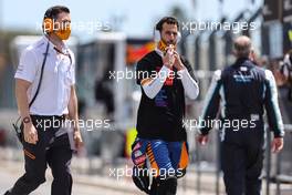 Daniel Ricciardo (AUS) McLaren on the grid with Michael Italiano (AUS) McLaren Performance Coach. 02.05.2021. Formula 1 World Championship, Rd 3, Portuguese Grand Prix, Portimao, Portugal, Race Day.