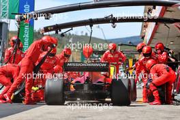 Carlos Sainz Jr (ESP) Ferrari SF-21 makes a pit stop. 02.05.2021. Formula 1 World Championship, Rd 3, Portuguese Grand Prix, Portimao, Portugal, Race Day.