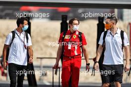 (L to R): Daniel Ricciardo (AUS) McLaren with Rupert Manwaring (GBR) Ferrari Performance Coach and Michael Italiano (AUS) McLaren Performance Coach. 19.11.2021 Formula 1 World Championship, Rd 20, Qatar Grand Prix, Doha, Qatar, Practice Day.