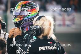 Lewis Hamilton (GBR) Mercedes AMG F1 with Angela Cullen (NZL) Mercedes AMG F1 Physiotherapist on the grid. 21.11.2021. Formula 1 World Championship, Rd 20, Qatar Grand Prix, Doha, Qatar, Race Day.