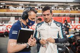 Nicholas Latifi (CDN) Williams Racing with Gaetan Jego, Williams Racing Race Engineer on the grid. 21.11.2021. Formula 1 World Championship, Rd 20, Qatar Grand Prix, Doha, Qatar, Race Day.