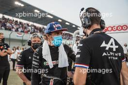 Fernando Alonso (ESP) Alpine F1 Team with Karel Loos (BEL) Alpine F1 Team Race Engineer on the grid. 21.11.2021. Formula 1 World Championship, Rd 20, Qatar Grand Prix, Doha, Qatar, Race Day.
