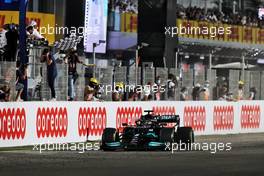 Race winner Lewis Hamilton (GBR) Mercedes AMG F1 W12 takes the chequered flag at the end of the race. 21.11.2021. Formula 1 World Championship, Rd 20, Qatar Grand Prix, Doha, Qatar, Race Day.