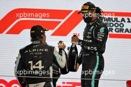 (L to R): Fernando Alonso (ESP) Alpine F1 Team celebrates his third position with race winner Lewis Hamilton (GBR) Mercedes AMG F1 on the podium. 21.11.2021. Formula 1 World Championship, Rd 20, Qatar Grand Prix, Doha, Qatar, Race Day.