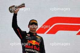 Max Verstappen (NLD) Red Bull Racing celebrates his second position on the podium. 21.11.2021. Formula 1 World Championship, Rd 20, Qatar Grand Prix, Doha, Qatar, Race Day.