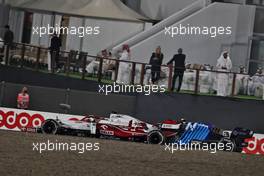 Kimi Raikkonen (FIN) Alfa Romeo Racing C41 and Nicholas Latifi (CDN) Williams Racing FW43B battle for position. 21.11.2021. Formula 1 World Championship, Rd 20, Qatar Grand Prix, Doha, Qatar, Race Day.