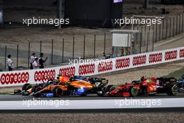 Max Verstappen (NLD) Red Bull Racing RB16B battle for position with Lando Norris (GBR) McLaren MCL35M and Carlos Sainz Jr (ESP) Ferrari SF-21 at the start of the race. 21.11.2021. Formula 1 World Championship, Rd 20, Qatar Grand Prix, Doha, Qatar, Race Day.