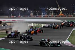 Lewis Hamilton (GBR) Mercedes AMG F1 W12 leads at the start of the race. 21.11.2021. Formula 1 World Championship, Rd 20, Qatar Grand Prix, Doha, Qatar, Race Day.