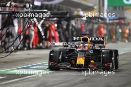 Max Verstappen (NLD) Red Bull Racing RB16B leaves the pits. 21.11.2021. Formula 1 World Championship, Rd 20, Qatar Grand Prix, Doha, Qatar, Race Day.