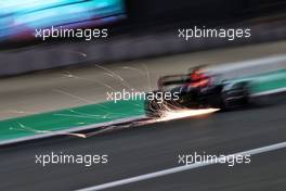 Max Verstappen (NLD) Red Bull Racing RB16B sends sparks flying. 20.11.2021. Formula 1 World Championship, Rd 20, Qatar Grand Prix, Doha, Qatar, Qualifying Day.