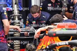 Red Bull Racing mechanics work on repairing the Red Bull Racing RB16B DRS rear wing actuator of Max Verstappen (NLD). 20.11.2021. Formula 1 World Championship, Rd 20, Qatar Grand Prix, Doha, Qatar, Qualifying Day.