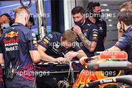 Red Bull Racing mechanics work on repairing the Red Bull Racing RB16B DRS rear wing actuator of Max Verstappen (NLD). 20.11.2021. Formula 1 World Championship, Rd 20, Qatar Grand Prix, Doha, Qatar, Qualifying Day.