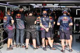 Mechanics' human wall at the pit garage of Sergio Perez (MEX) Red Bull Racing RB16B. 20.11.2021. Formula 1 World Championship, Rd 20, Qatar Grand Prix, Doha, Qatar, Qualifying Day.