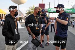 Max Verstappen (NLD) Red Bull Racing (Right) with Nigel de Jong (NLD) Football Player (Centre) and his son Kyan de Jong (NLD) (Left). 21.11.2021. Formula 1 World Championship, Rd 20, Qatar Grand Prix, Doha, Qatar, Race Day.