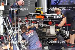 Red Bull Racing RB16B being built. 18.11.2021. Formula 1 World Championship, Rd 20, Qatar Grand Prix, Doha, Qatar, Preparation Day.