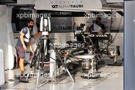 AlphaTauri AT02 being built. 18.11.2021. Formula 1 World Championship, Rd 20, Qatar Grand Prix, Doha, Qatar, Preparation Day.