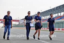 Nicholas Latifi (CDN) Williams Racing walks the circuit with the team. 18.11.2021. Formula 1 World Championship, Rd 20, Qatar Grand Prix, Doha, Qatar, Preparation Day.