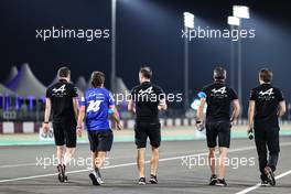 Fernando Alonso (ESP) Alpine F1 Team walks the circuit with the team. 18.11.2021. Formula 1 World Championship, Rd 20, Qatar Grand Prix, Doha, Qatar, Preparation Day.