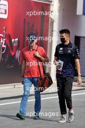 (L to R): Adrian Newey (GBR) Red Bull Racing Chief Technical Officer and Alexander Albon (THA) Red Bull Racing Reserve and Development Driver. 18.11.2021. Formula 1 World Championship, Rd 20, Qatar Grand Prix, Doha, Qatar, Preparation Day.