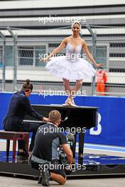 Grid atmosphere - a ballerina and a pianist. 26.09.2021. Formula 1 World Championship, Rd 15, Russian Grand Prix, Sochi Autodrom, Sochi, Russia, Race Day.