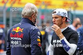 (L to R): Dr Helmut Marko (AUT) Red Bull Motorsport Consultant with Pierre Gasly (FRA) AlphaTauri on the grid. 26.09.2021. Formula 1 World Championship, Rd 15, Russian Grand Prix, Sochi Autodrom, Sochi, Russia, Race Day.