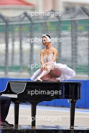 Grid atmosphere - a ballerina on a piano. 26.09.2021. Formula 1 World Championship, Rd 15, Russian Grand Prix, Sochi Autodrom, Sochi, Russia, Race Day.