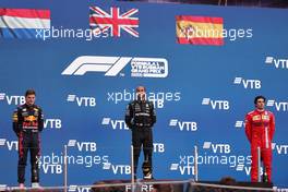 1st place Lewis Hamilton (GBR) Mercedes AMG F1 W12 with 2nd place Max Verstappen (NLD) Red Bull Racing RB16B and 3rd place Carlos Sainz Jr (ESP) Ferrari SF-21. 26.09.2021. Formula 1 World Championship, Rd 15, Russian Grand Prix, Sochi Autodrom, Sochi, Russia, Race Day.