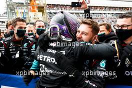 Race winner Lewis Hamilton (GBR) Mercedes AMG F1 celebrates with the team in parc ferme. 26.09.2021. Formula 1 World Championship, Rd 15, Russian Grand Prix, Sochi Autodrom, Sochi, Russia, Race Day.