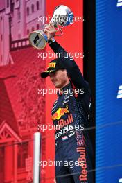 Max Verstappen (NLD) Red Bull Racing celebrates his second position on the podium. 26.09.2021. Formula 1 World Championship, Rd 15, Russian Grand Prix, Sochi Autodrom, Sochi, Russia, Race Day.