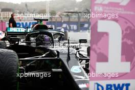 Race winner Lewis Hamilton (GBR) Mercedes AMG F1 W12 in parc ferme. 26.09.2021. Formula 1 World Championship, Rd 15, Russian Grand Prix, Sochi Autodrom, Sochi, Russia, Race Day.