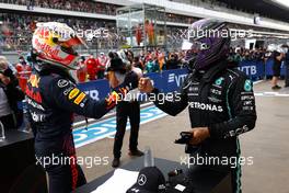 Race winner Lewis Hamilton (GBR) Mercedes AMG F1 (Right) celebrates in parc ferme with second placed Max Verstappen (NLD) Red Bull Racing. 26.09.2021. Formula 1 World Championship, Rd 15, Russian Grand Prix, Sochi Autodrom, Sochi, Russia, Race Day.