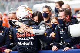 Max Verstappen (NLD) Red Bull Racing celebrates his second position with Kelly Piquet (BRA) in parc ferme. 26.09.2021. Formula 1 World Championship, Rd 15, Russian Grand Prix, Sochi Autodrom, Sochi, Russia, Race Day.