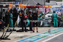 Valtteri Bottas (FIN) Mercedes AMG F1 W12 makes a pit stop. 26.09.2021. Formula 1 World Championship, Rd 15, Russian Grand Prix, Sochi Autodrom, Sochi, Russia, Race Day.