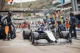 George Russell (GBR) Williams Racing FW43B makes a pit stop. 26.09.2021. Formula 1 World Championship, Rd 15, Russian Grand Prix, Sochi Autodrom, Sochi, Russia, Race Day.
