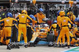 Daniel Ricciardo (AUS) McLaren MCL35M makes a pit stop. 26.09.2021. Formula 1 World Championship, Rd 15, Russian Grand Prix, Sochi Autodrom, Sochi, Russia, Race Day.
