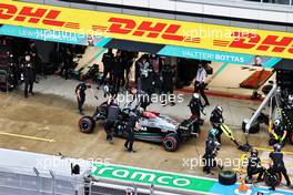 Lewis Hamilton (GBR) Mercedes AMG F1 W12 in the pits with a broken front wing. 25.09.2021. Formula 1 World Championship, Rd 15, Russian Grand Prix, Sochi Autodrom, Sochi, Russia, Qualifying Day.
