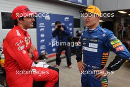 Carlos Sainz Jr (ESP) Ferrari SF-21 and Lando Norris (GBR) McLaren MCL35M. 25.09.2021. Formula 1 World Championship, Rd 15, Russian Grand Prix, Sochi Autodrom, Sochi, Russia, Qualifying Day.