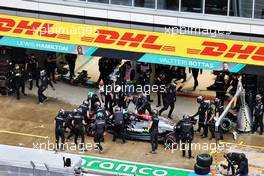 Lewis Hamilton (GBR) Mercedes AMG F1 W12 in the pits with a broken front wing. 25.09.2021. Formula 1 World Championship, Rd 15, Russian Grand Prix, Sochi Autodrom, Sochi, Russia, Qualifying Day.