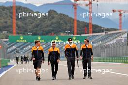 Lando Norris (GBR) McLaren walks the circuit with the team. 23.09.2021. Formula 1 World Championship, Rd 15, Russian Grand Prix, Sochi Autodrom, Sochi, Russia, Preparation Day.