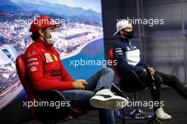(L to R): Carlos Sainz Jr (ESP) Ferrari and Pierre Gasly (FRA) AlphaTauri in the FIA Press Conference. 23.09.2021. Formula 1 World Championship, Rd 15, Russian Grand Prix, Sochi Autodrom, Sochi, Russia, Preparation Day.