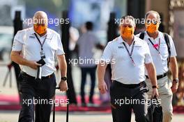 (L to R): Tim Bampton (GBR) McLaren Head of Communications with Zak Brown (USA) McLaren Executive Director. 03.12.2021 Formula 1 World Championship, Rd 21, Saudi Arabian Grand Prix, Jeddah, Saudi Arabia, Practice Day.